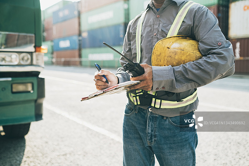 在港口工作的集装箱码头工人图片素材