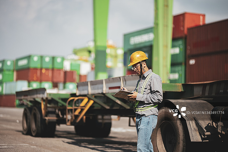 在港口工作的集装箱码头工人图片素材