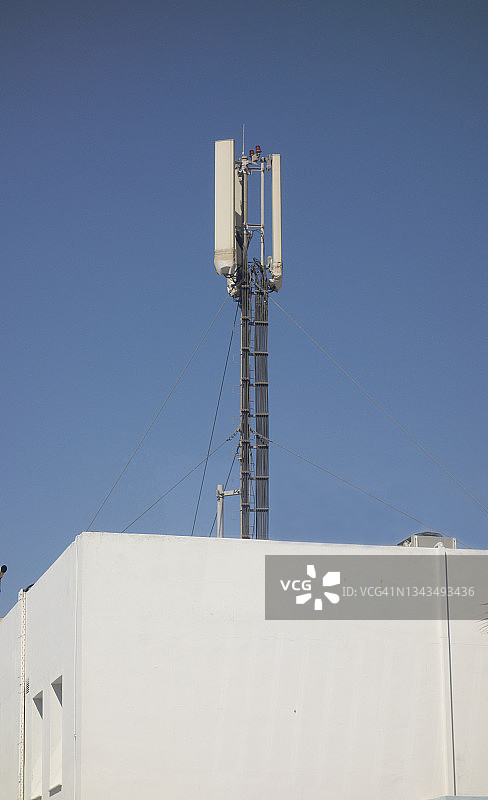 住宅楼附近的通信天线——希腊图片素材