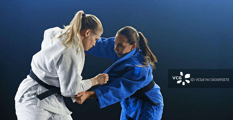 试图抓住对手的女柔道选手图片素材
