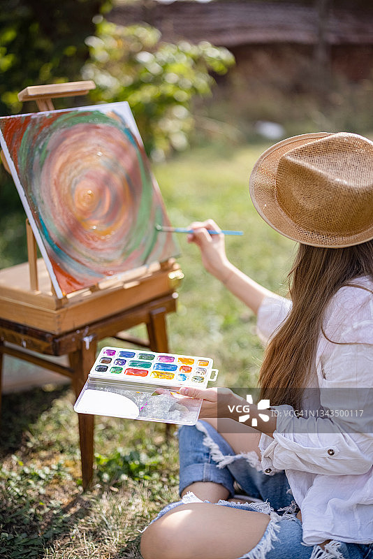 女人绘画曼陀罗图片素材