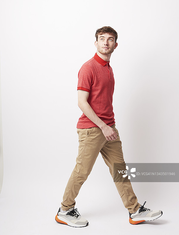 无忧无虑地穿梭于空间中的年轻男人图片素材