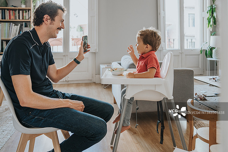 父亲喂宝宝图片素材