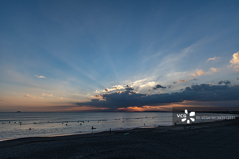 日本神奈川海滩上的夕阳阳光图片素材