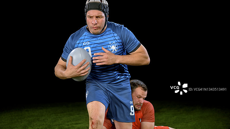 橄榄球运动员擒抱对手图片素材