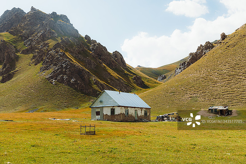 在天山山脉中被遗弃的农场图片素材