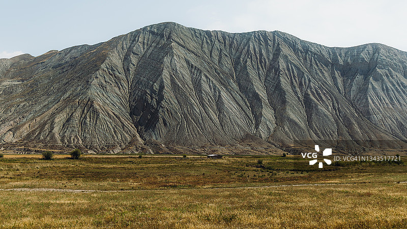 吉尔吉斯斯坦雨前的多层山道风光图片素材