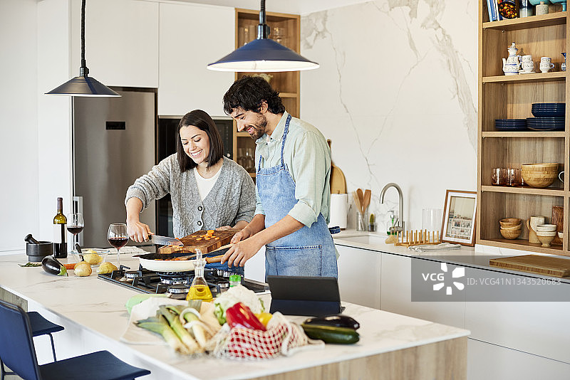 女人在家帮助男友准备饭菜图片素材