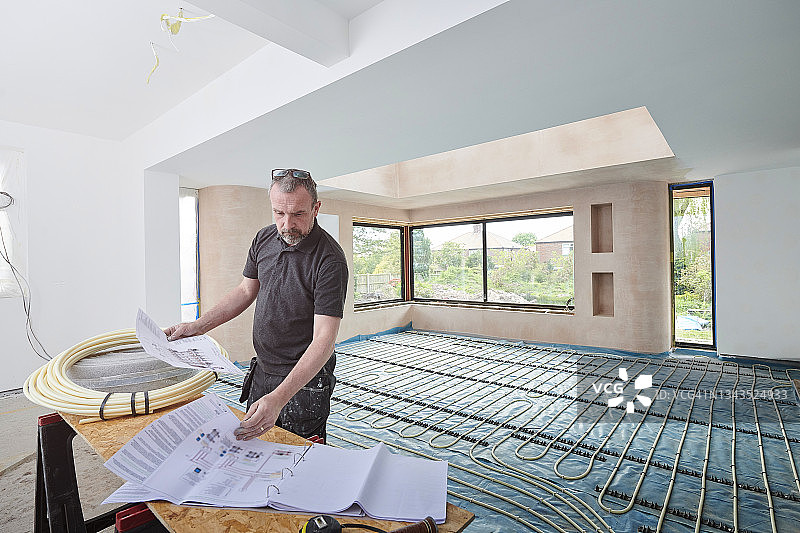 水管工安装地暖图片素材