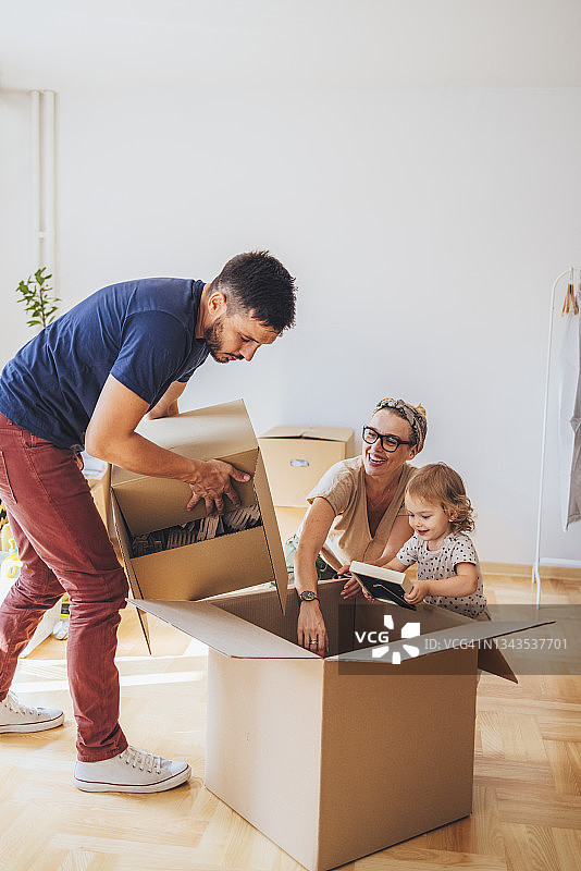 快乐的一家人搬进新家图片素材