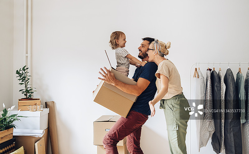 快乐的一家人搬进新家图片素材