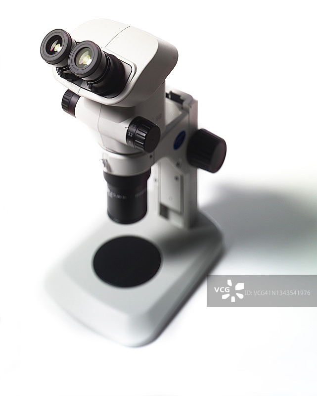 白色背景上的显微镜图片素材