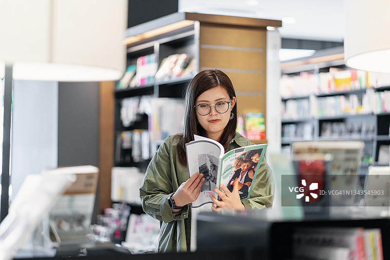 阅读心理健康杂志的年轻女人图片素材