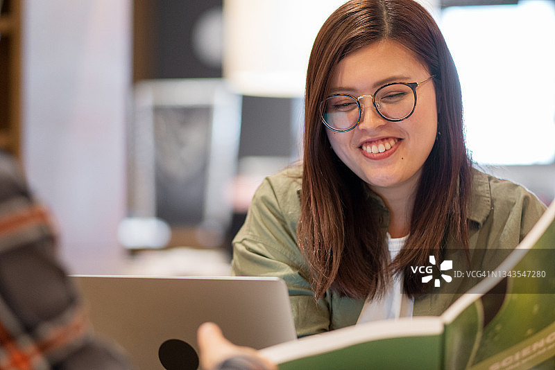 两个年轻人一起学习图片素材