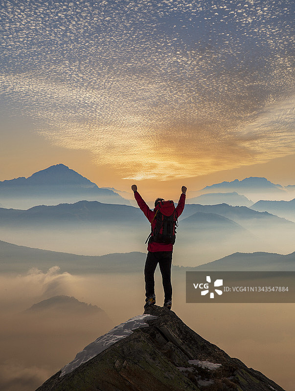 山顶上的登山者图片素材
