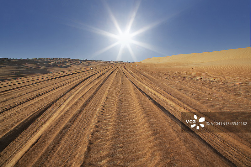 沙漠中的车轮印图片素材