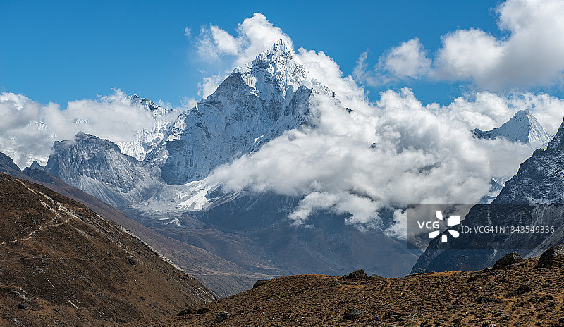 从尼泊尔宗拉村看到的阿玛达布拉姆峰云雾缭绕的壮观景色图片素材