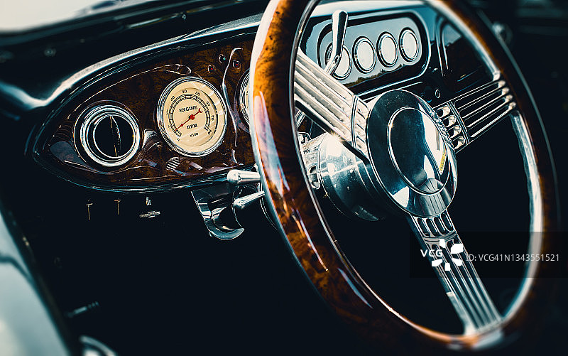 经典汽车方向盘和仪表盘图片素材