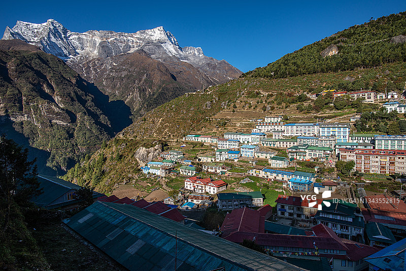 尼泊尔孔德里峰下的南池巴扎风光图片素材