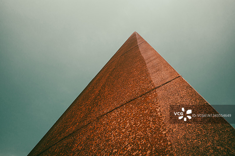 风化的钢塔图片素材