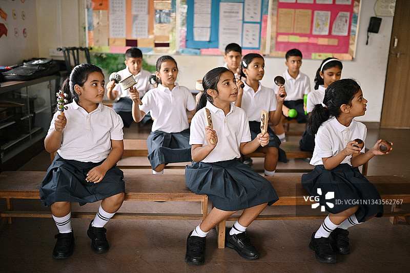 孩子们在学校穿着校服演奏沙锤图片素材