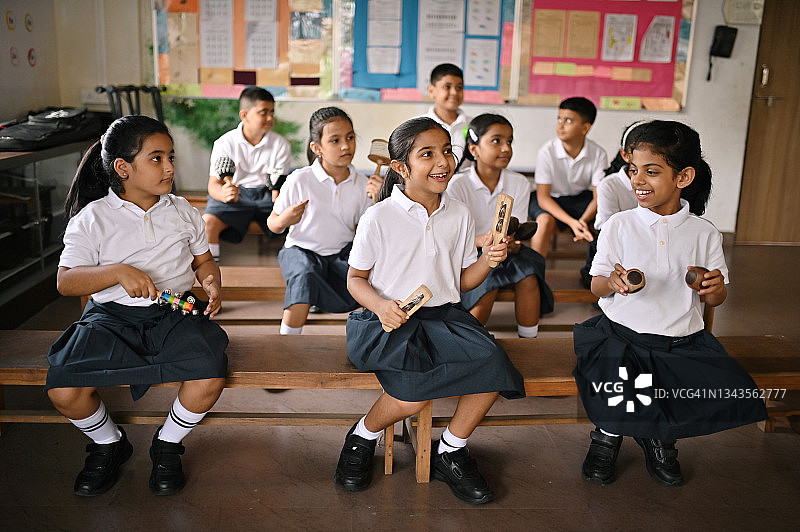 孩子们在学校穿着校服演奏沙锤图片素材