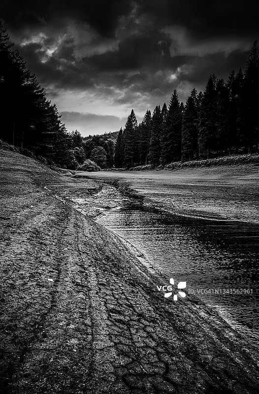 德文特水库河岸黑白照片图片素材