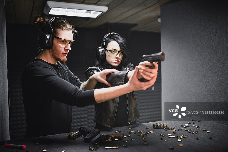 射击场枪械教练辅导女性学习图片素材