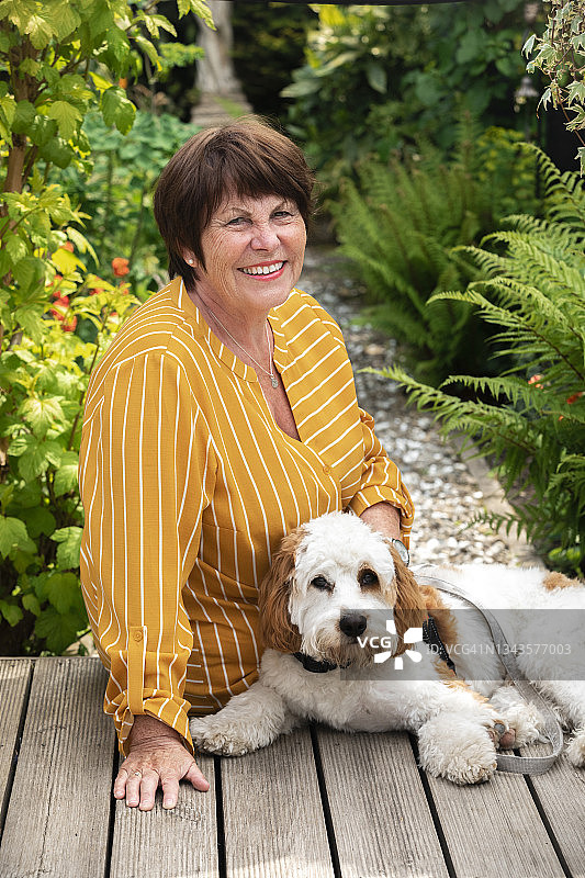 和狗狗一起放松图片素材