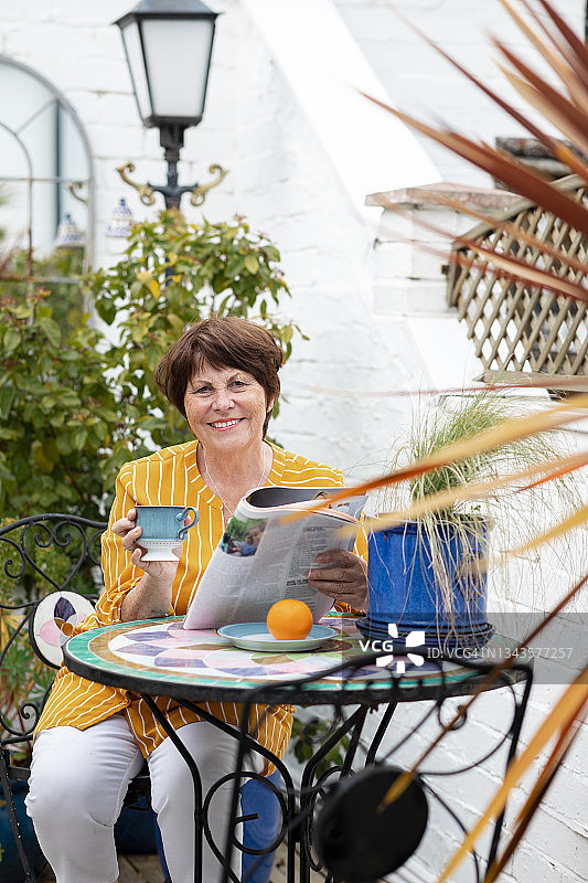 悠闲的早晨阅读图片素材