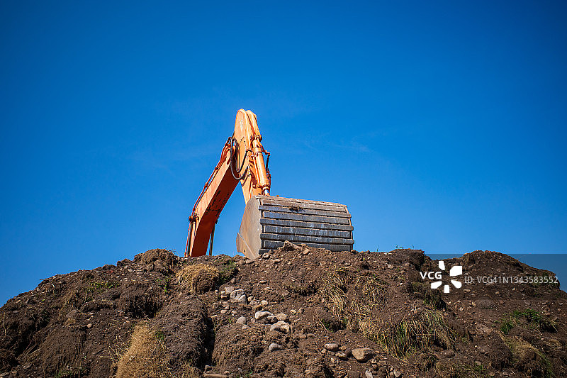 蓝天下的挖掘机图片素材