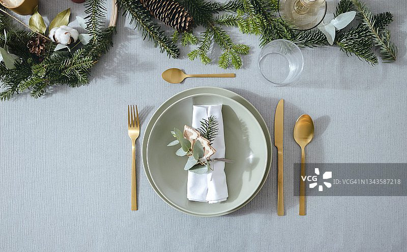 新年除夕准备：优雅的圣诞餐桌布置的俯视图图片素材