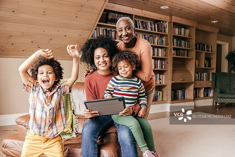 照顾家人：奶奶、女儿、孙子和孙女图片素材