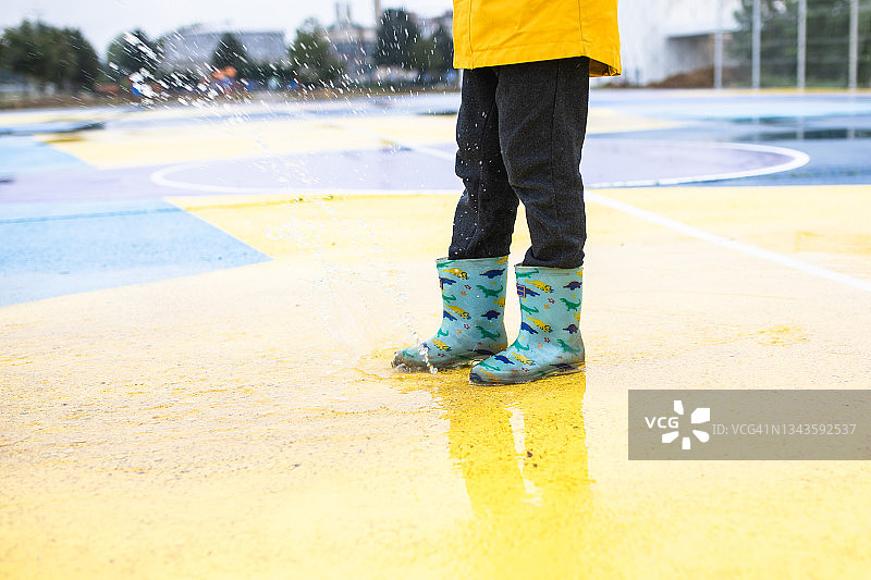 在水坑里跳跃图片素材