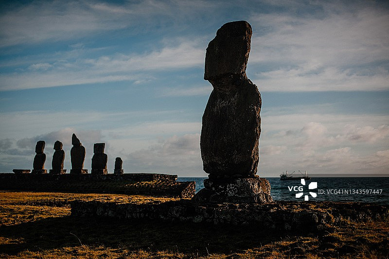 智利复活节岛上的摩艾石像剪影图片素材