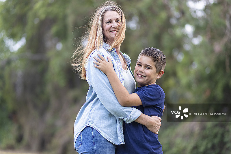 在公园里快乐的加州家庭图片素材