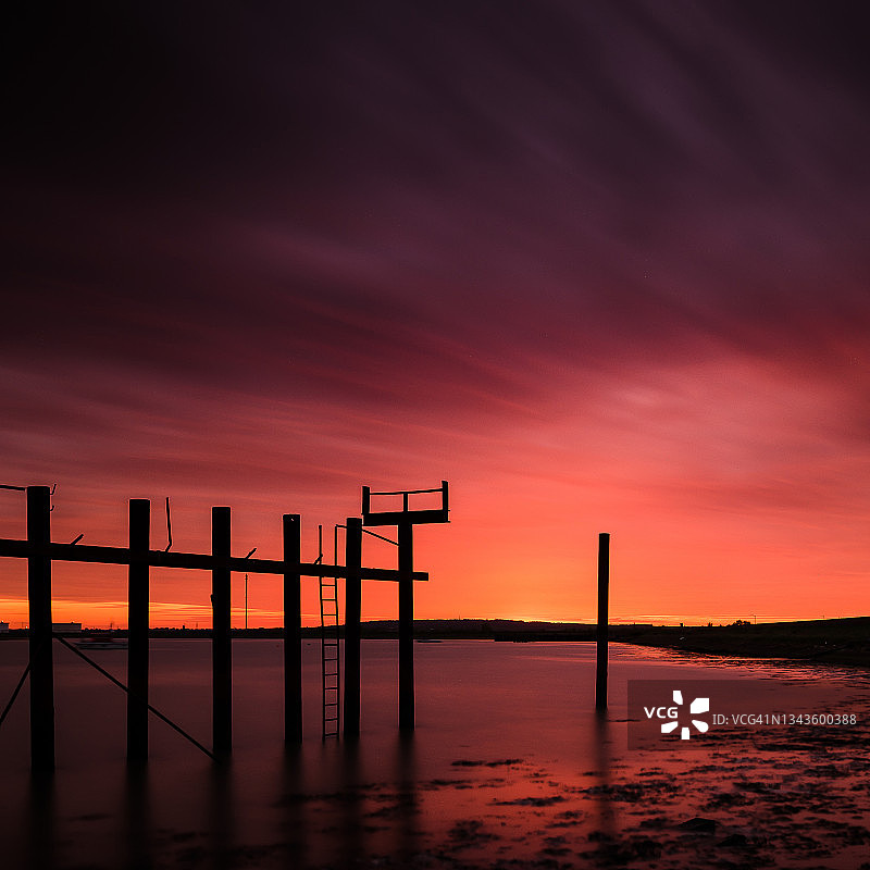 有柱子的日落图片素材