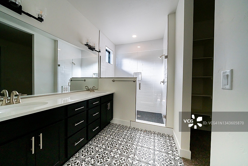 具有开放概念的现代全新家居室内设计，包含厨房、餐厅和起居室或大客厅图片素材