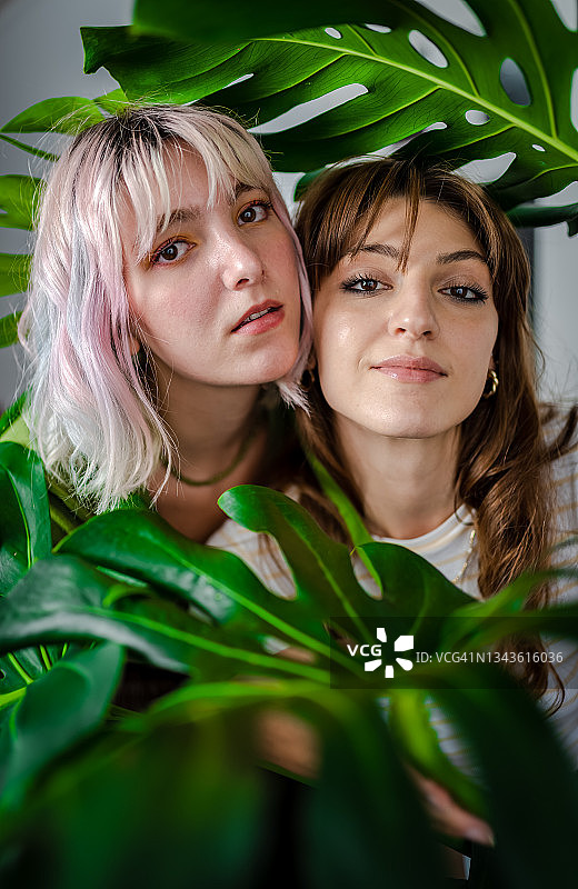 年轻朋友互相拥抱的肖像图片素材