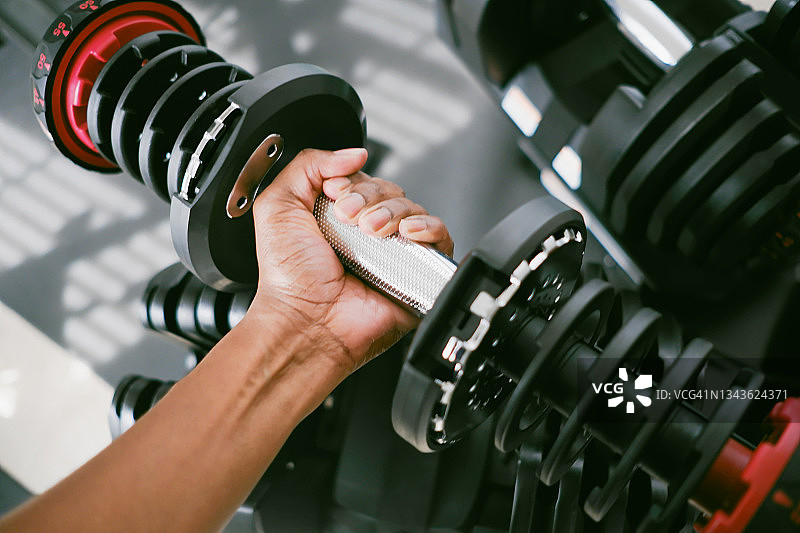 准备举重的女人图片素材