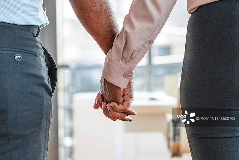 西班牙裔男子和白人女子手牵手图片素材