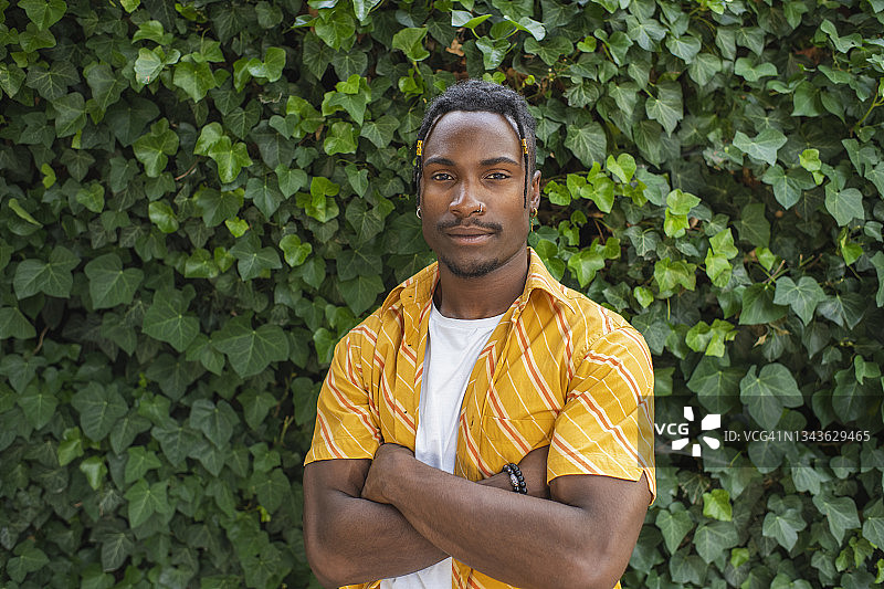 身穿黄色衬衫的年轻男子画像图片素材