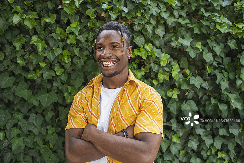 身穿黄色衬衫的年轻男子画像图片素材