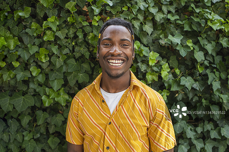 身穿黄色衬衫的年轻男子画像图片素材