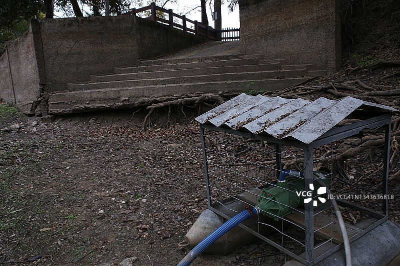 搁浅水泵的干涸河床图片素材