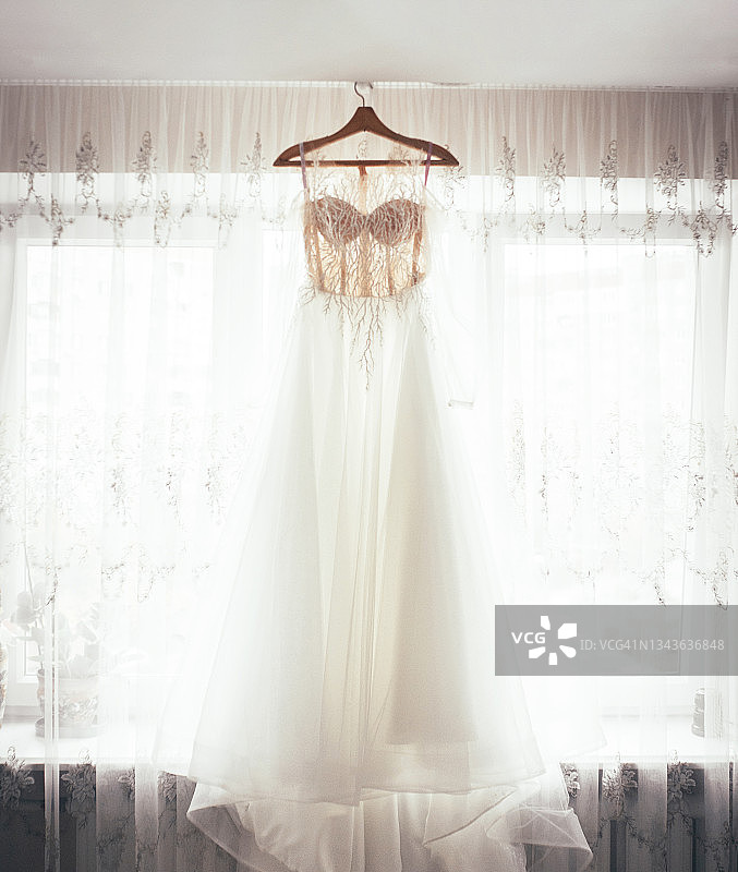 挂在衣架上的婚纱，婚礼用品图片素材