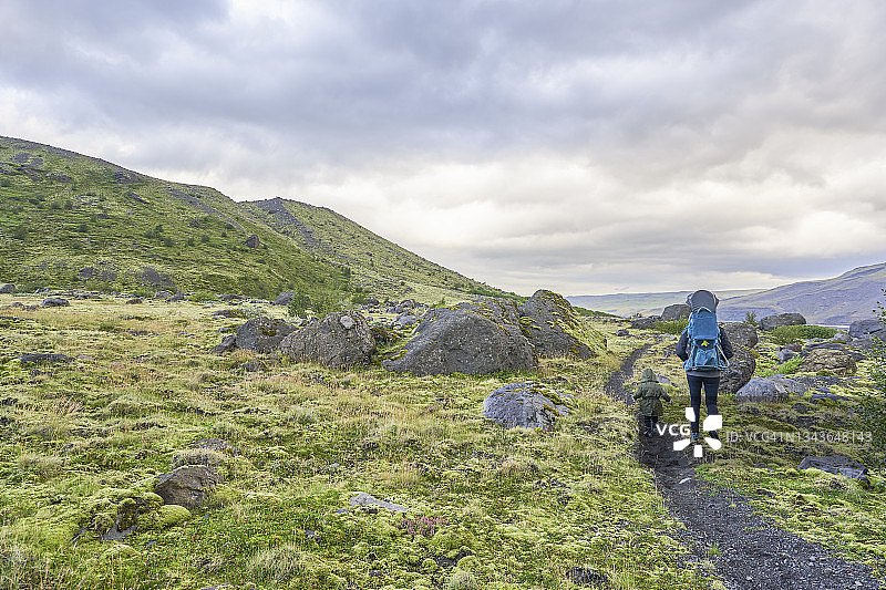 母亲和幼儿女儿在欧洲冰岛的索斯莫克图片素材
