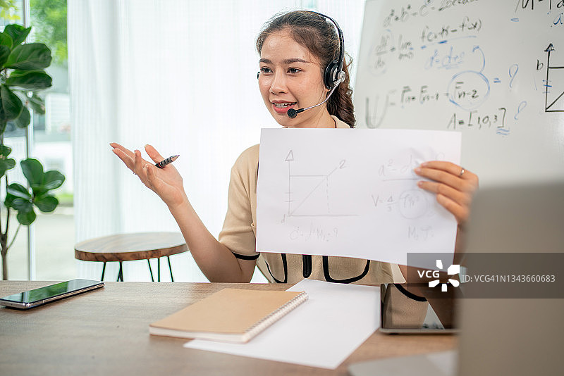 女老师在家通过互联网在线授课图片素材