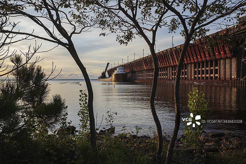 在普雷斯克岛码头装载矿石船图片素材