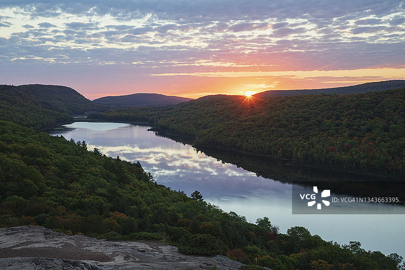 日出时分的云湖图片素材